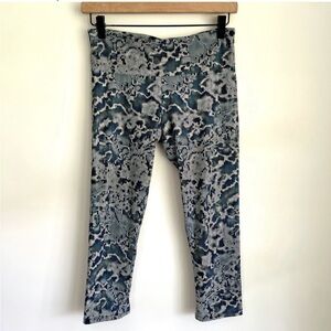 Onzie green striped Capri 3/4 length workout leggings size S/M